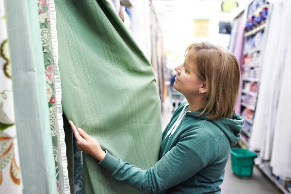 Vrouw winkelen groene blinds in winkel — Stockfoto