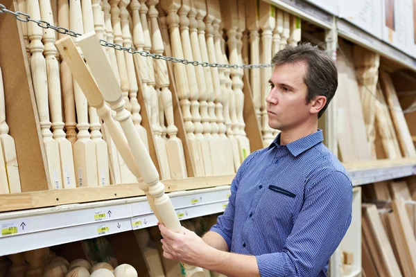 Man shopping för räcke timmer i butik — Stockfoto