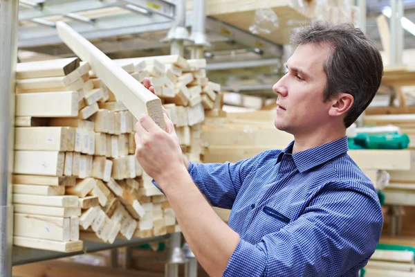 Man winkelen voor houten hout in winkel — Stockfoto