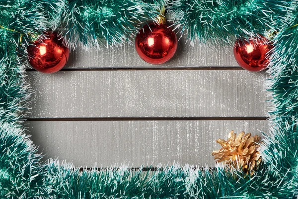 Різдвяний орнамент на дерев'яному тлі — стокове фото