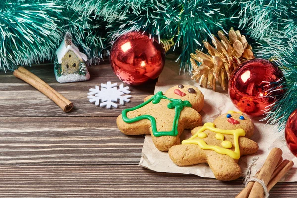 Kerst ornament en cookies — Stockfoto