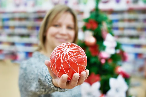 Mujer de belleza con bola roja para el árbol de Navidad — Foto de Stock