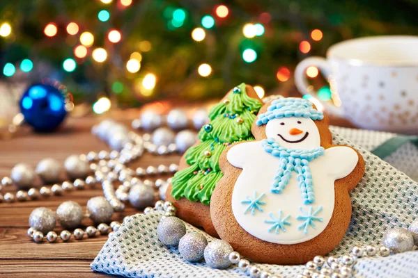 Gingerbreads 雪人和圣诞树装饰 — 图库照片