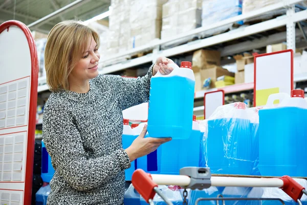 Frau kauft frierende Flüssigkeit im Supermarkt — Stockfoto