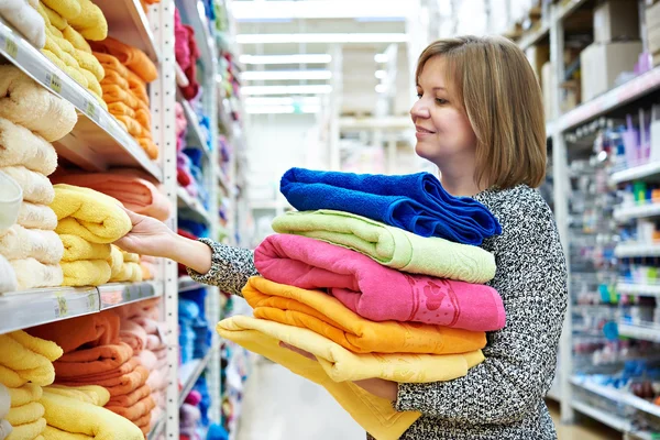 Vrouw koopt handdoeken in supermarkt — Stockfoto