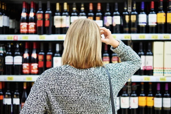 Ragazza sceglie il vino — Foto Stock