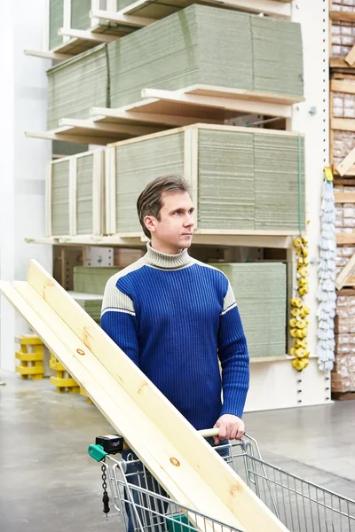 Homme dans le supermarché de la construction — Photo