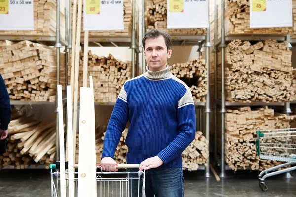 Człowiek na zakupy do drewna w sklepie — Zdjęcie stockowe