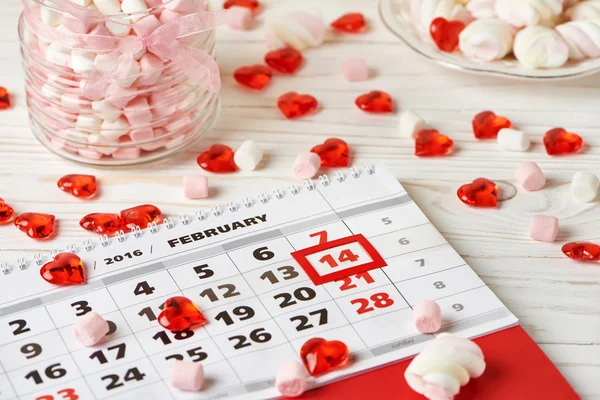 Calendar Valentines day and marshmallows — Stock Photo, Image