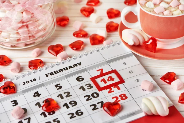 Calendar Valentines day and marshmallows — Stock Photo, Image