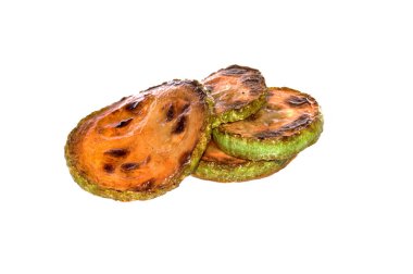 Kızarmış sebzeler beyaz arka planda izole edilmiş