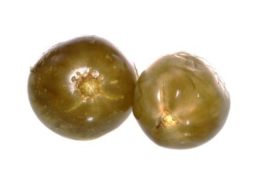 Beyaz arkaplanda yeşil domates