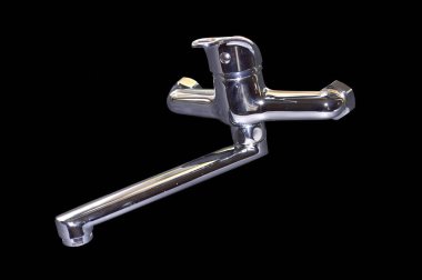 Beyaz arkaplanda izole edilmiş su musluğu