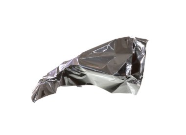 Buruşmuş folyo beyaz arkaplanda izole edildi