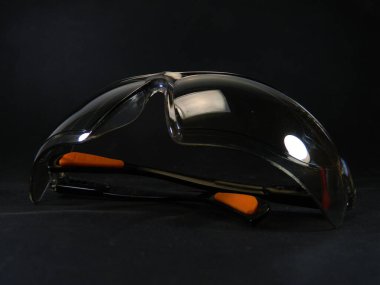                                Güneş gözlüğü siyah arkaplanda izole