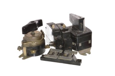 Beyaz arkaplanda elektrik anahtarı izole edildi