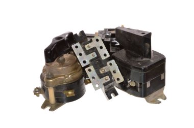 Beyaz arkaplanda elektrik anahtarı izole edildi