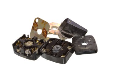 Beyaz arkaplanda elektrik anahtarı izole edildi