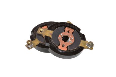 Beyaz arkaplanda elektrik anahtarı izole edildi