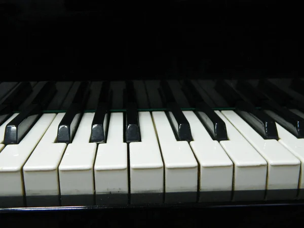 Piano Isolado Sobre Fundo Branco — Fotografia de Stock