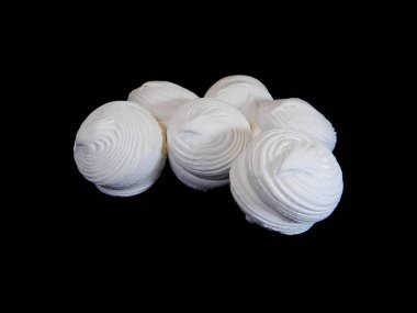                                Marshmallow siyah arkaplanda izole edildi