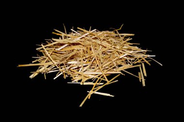 saman siyah arkaplanda izole edildi