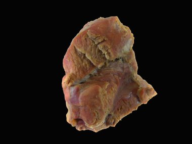 Beyaz arkaplanda izole edilmiş haşlanmış et