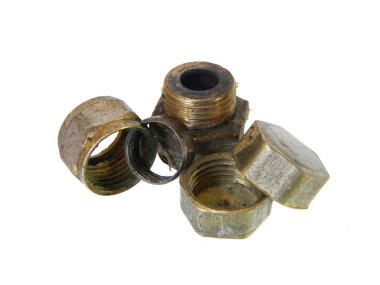                                Paslı fındıklar beyaz arka planda izole edilmiş