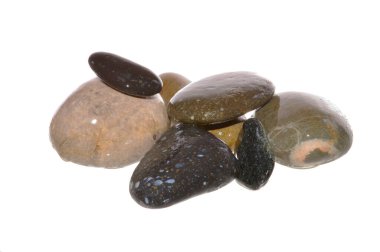 beyaz arkaplanda izole deniz taşları