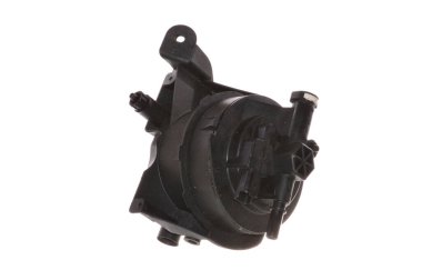 Beyaz arkaplanda yağ filtresi izole edildi