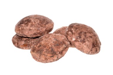 Beyaz arkaplanda izole edilmiş çikolatalı kurabiye