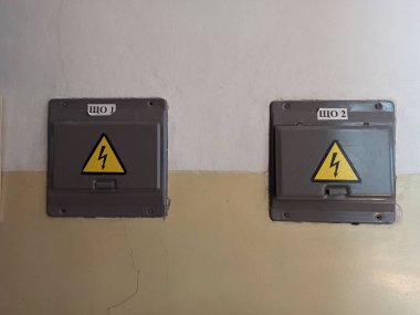 Gri duvara monte edilmiş elektrik paneli - yakın plan