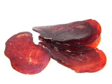                                Beyaz arka planda izole edilmiş füme sosis.