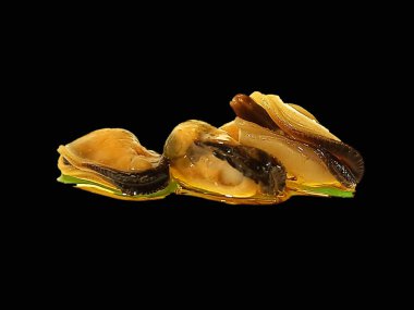 Beyaz arkaplanda şeftali izole