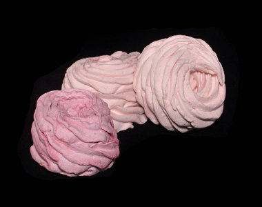 Marshmallow siyah arkaplanda izole edildi