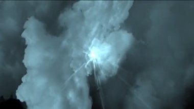 Cumulus bulutları üzerinden uçan