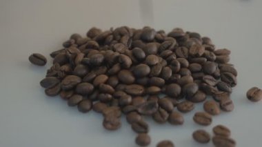Beyaz arkaplanda kahve çekirdeği