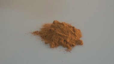 Beyaz arka plan üzerinde izole yığın zemin köri (madras köri). Dünyanın her yerinden mutfaklarının bir baharat olarak kullanılan.