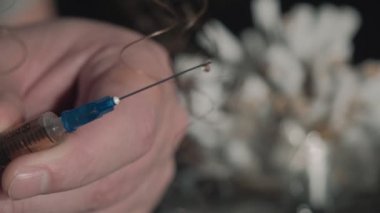 Genç hazırlama ve uyuşturucu kullanan adam. Eroin.