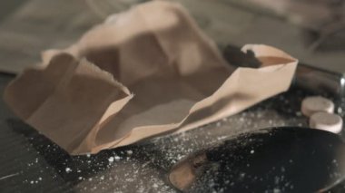 Uyuşturucu şırıngası ve pişirilmiş eroin.