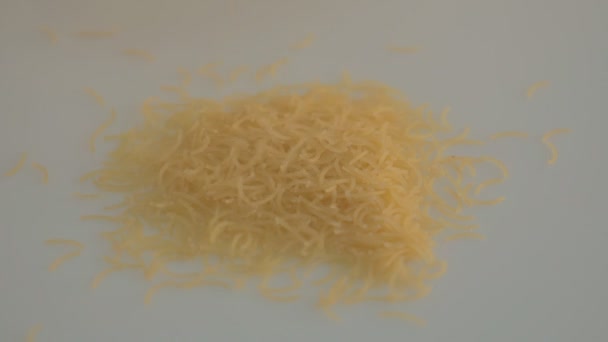 Mucchio di piccoli vermicelli su fondo bianco — Video Stock