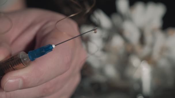 Jeune homme préparant et consommant de la drogue. L'héroïne .