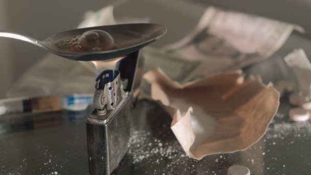 Jeringa de drogas y heroína cocida en cuchara — Vídeo de stock