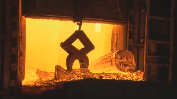 Hoogoven. Metallurgie. De fabriek. Smelten. — Stockvideo