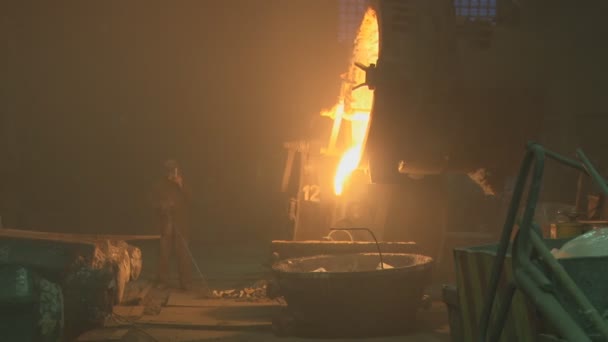 Metallurgy. The factory. Melting. Metal waste. — Stock Video
