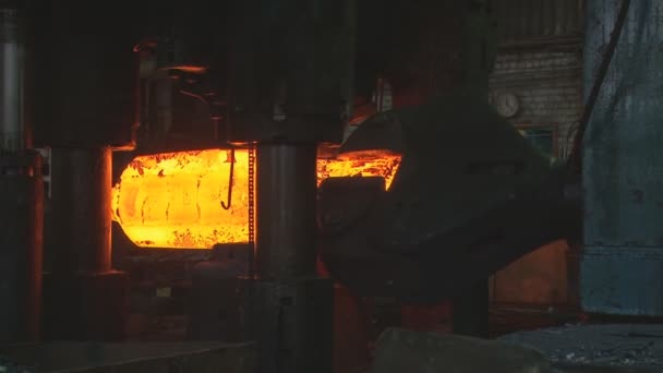 Metallurgi. Fabriken. Smältande. Bildar. Stämpling. — Stockvideo