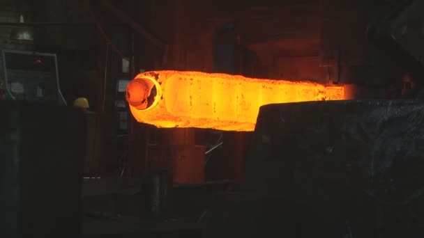 Metallurgie. De fabriek. Smelten. Vormen. Stempelen. — Stockvideo