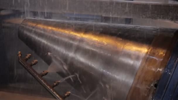 Gocce d'acqua. Raffreddamento del sito metallico . — Video Stock