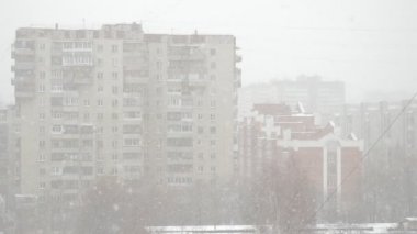 Büyük şehirde dönen kar pul