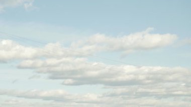 Zaman atlamalı bulutlar gökyüzü akşam üst